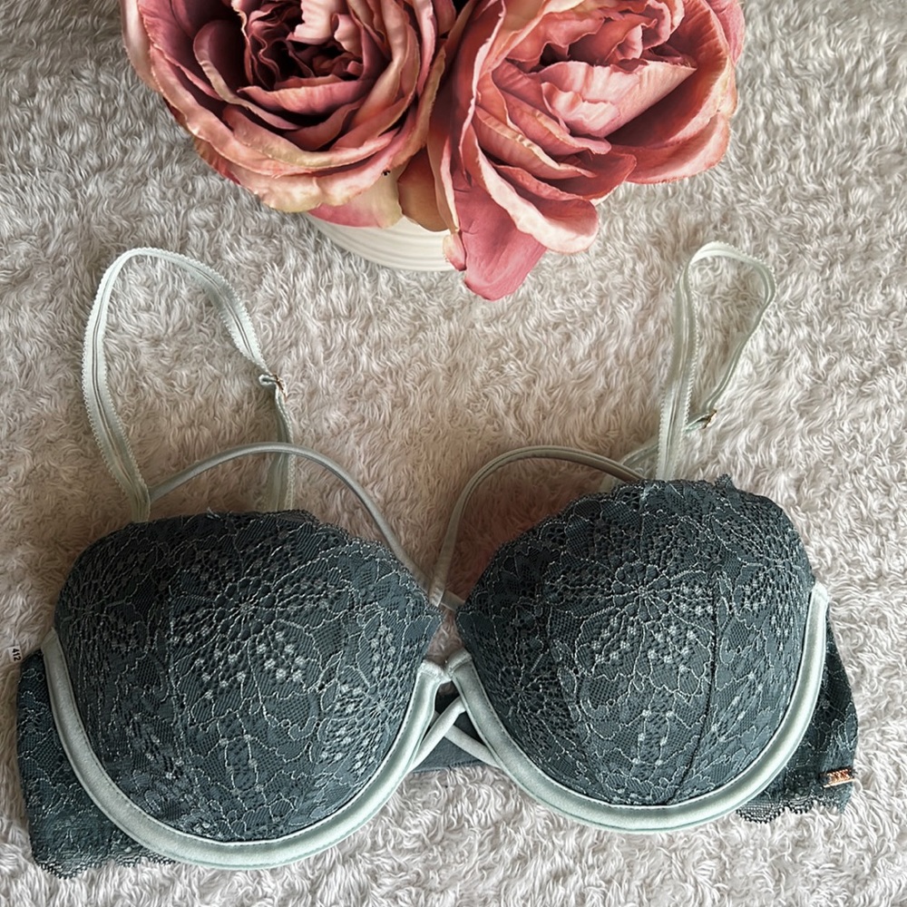 Teal Lace Push-Up Bra 🌊